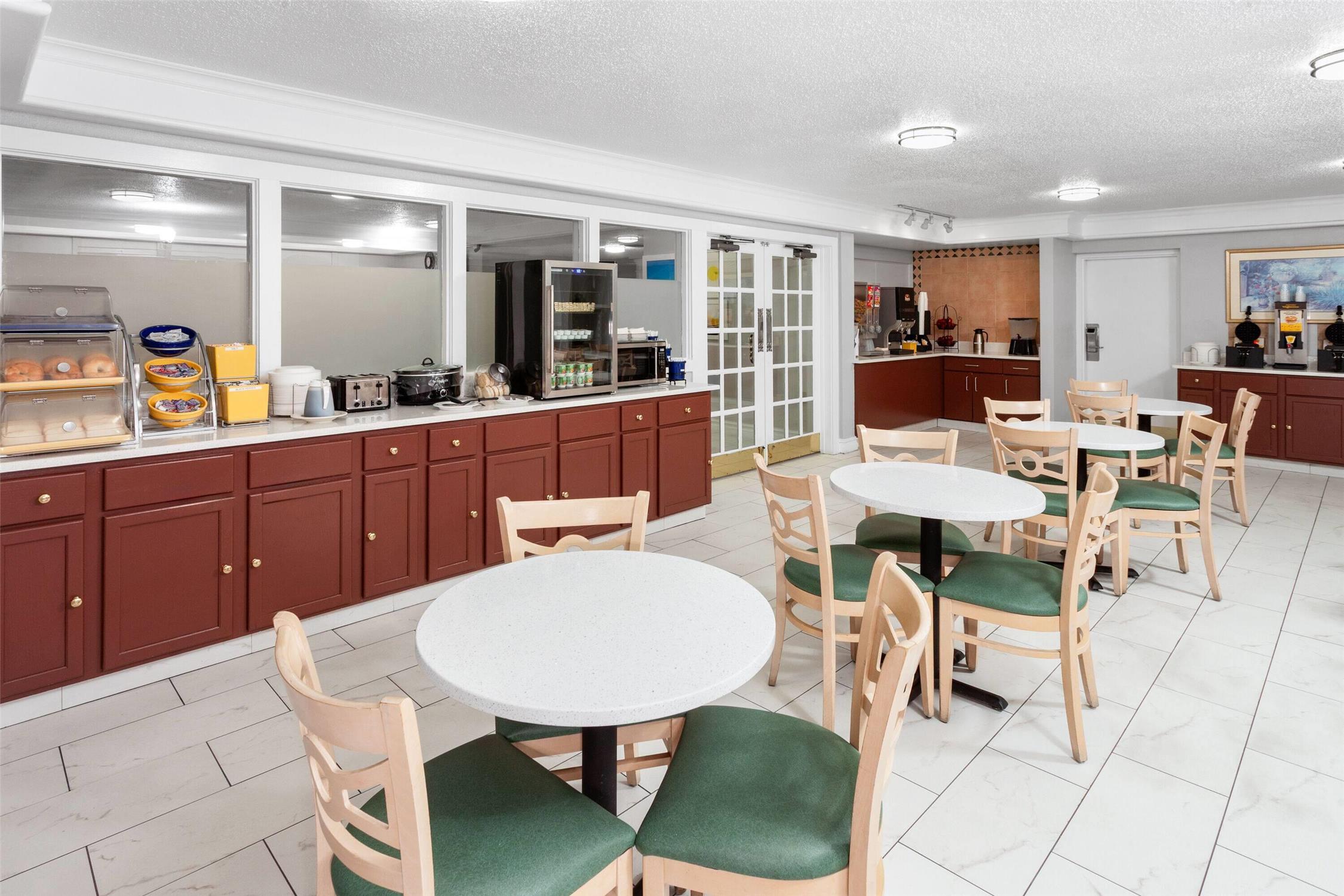 Days Inn & Suites by Wyndham Arlington Heights 23/36
