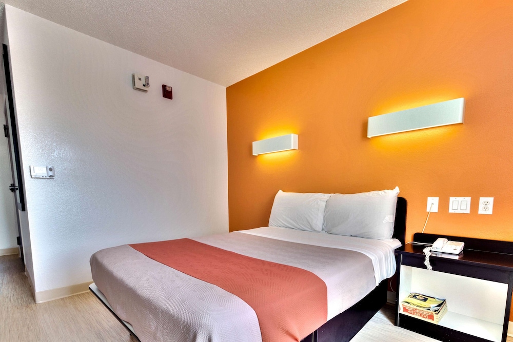 Motel6 Lewisville, TX - Dallas 28/48