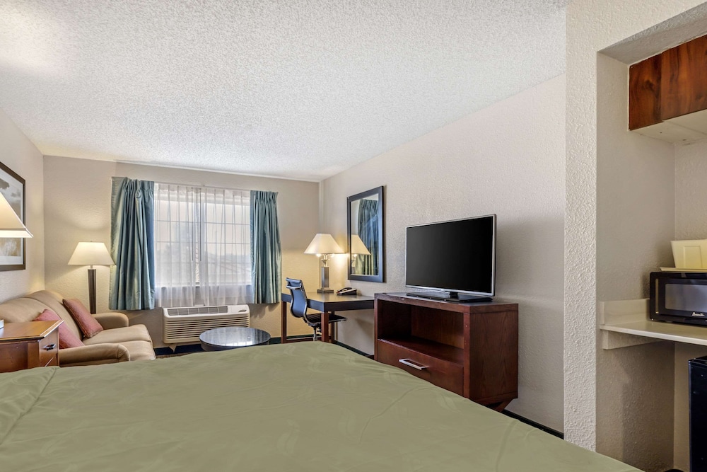 Standard, King Bed, Spark by Hilton Denver Tech Center Centennial 4/9