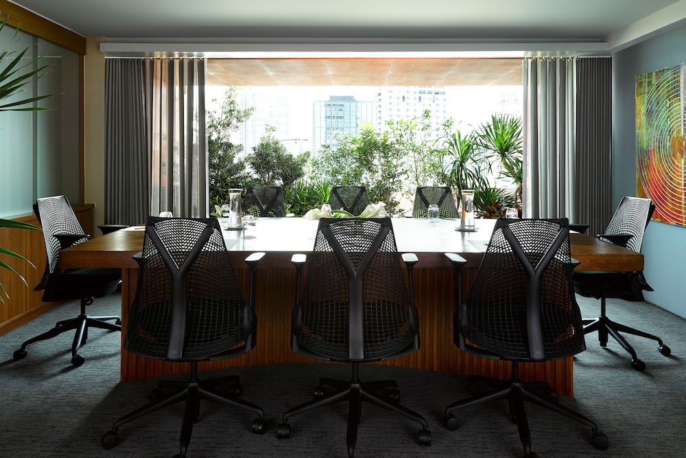 Dusit Thani Manila 64/72
