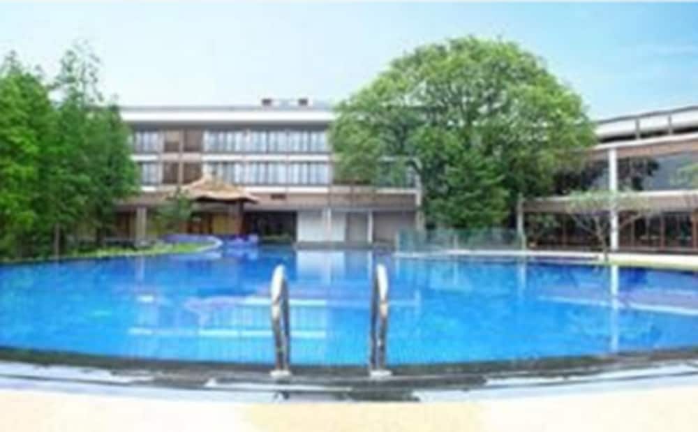 Baiyun Lakeside Hotel 5/50