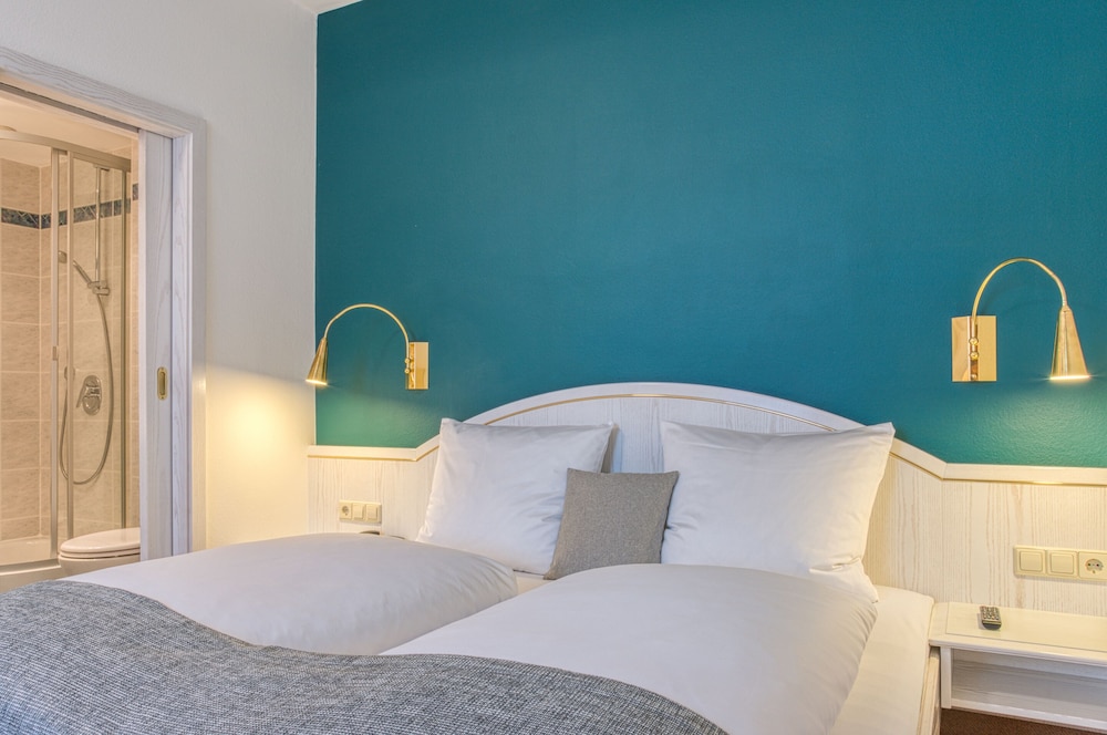 Classic, Twin Beds, Queen Bed