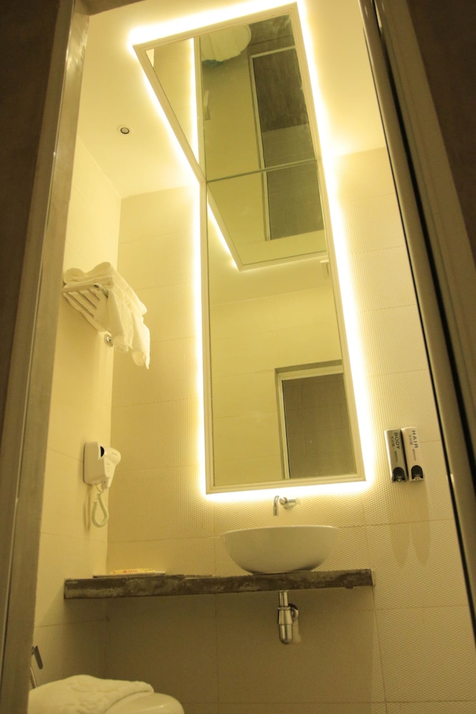 ROOM, TWIN BEDS