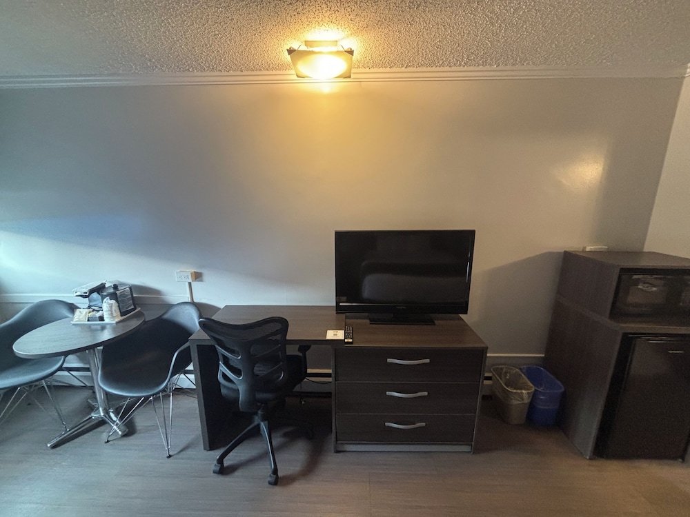 Super 8 by Wyndham Macleod Trail Calgary 52/60