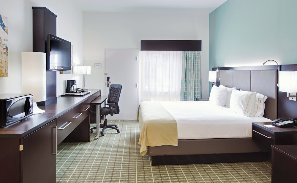 غرفة قياسية بسرير كينج بإطلالة على المسبح، Holiday Inn Express Monticello 3/3