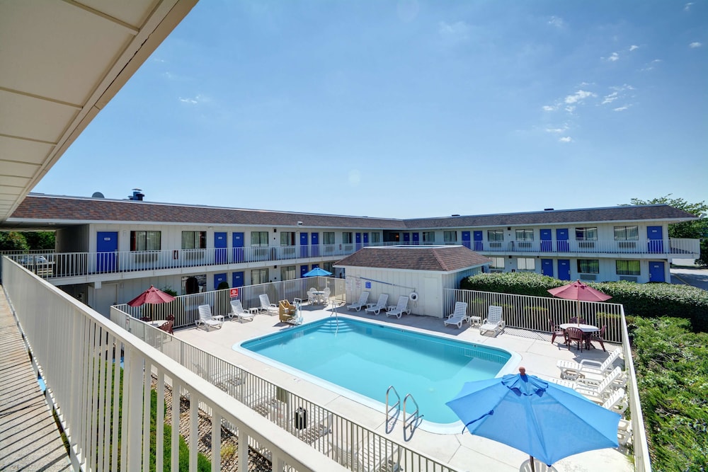 Motel6 Windsor Locks, CT - Hartford 57/66