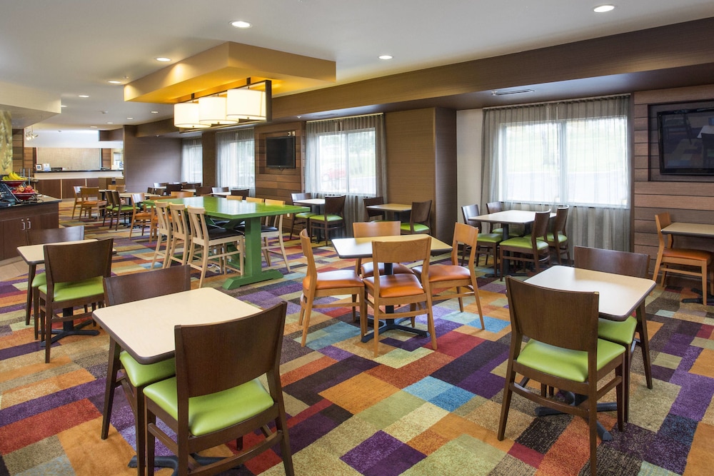 Fairfield Inn and Suites by Marriott Branson 16/23