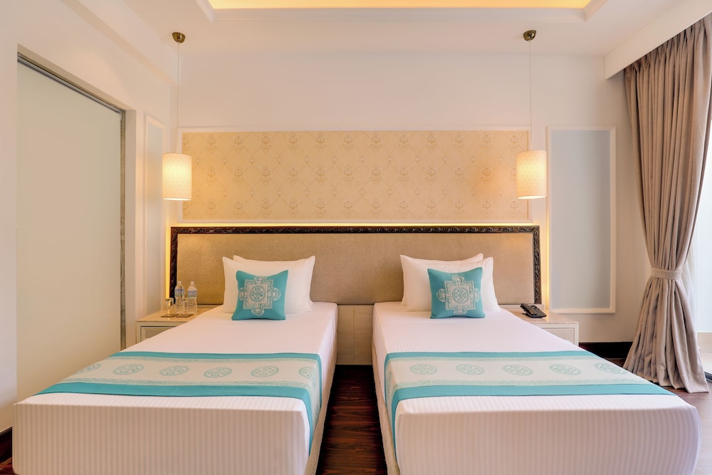 CLUB, TWIN BEDS