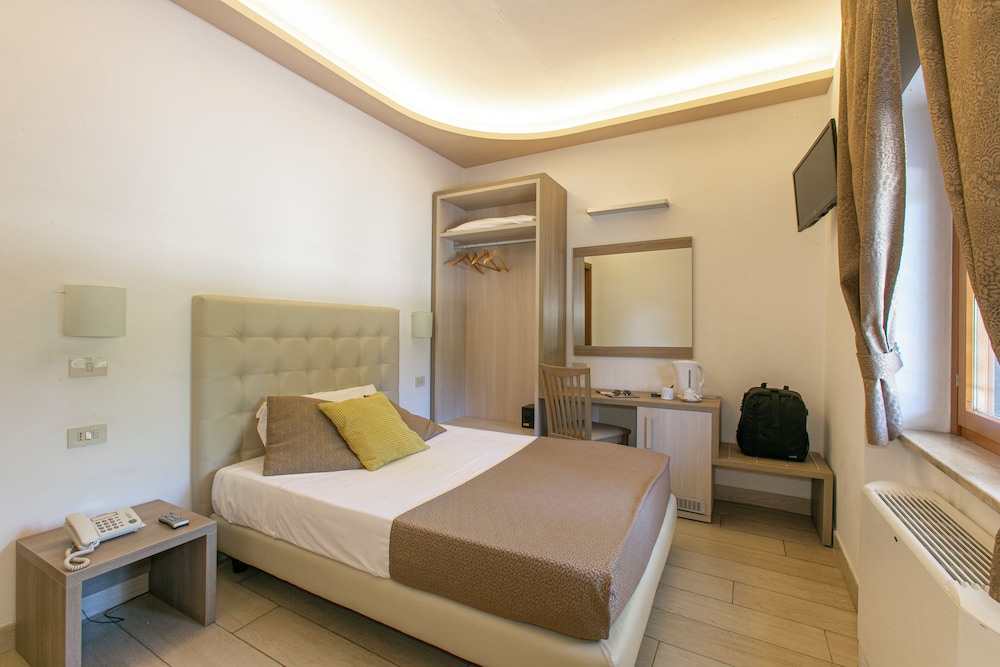 ROOM, SINGLE
