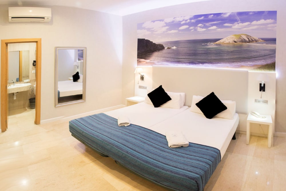 ROOM, 3 BEDS, WITH EXTRA BED