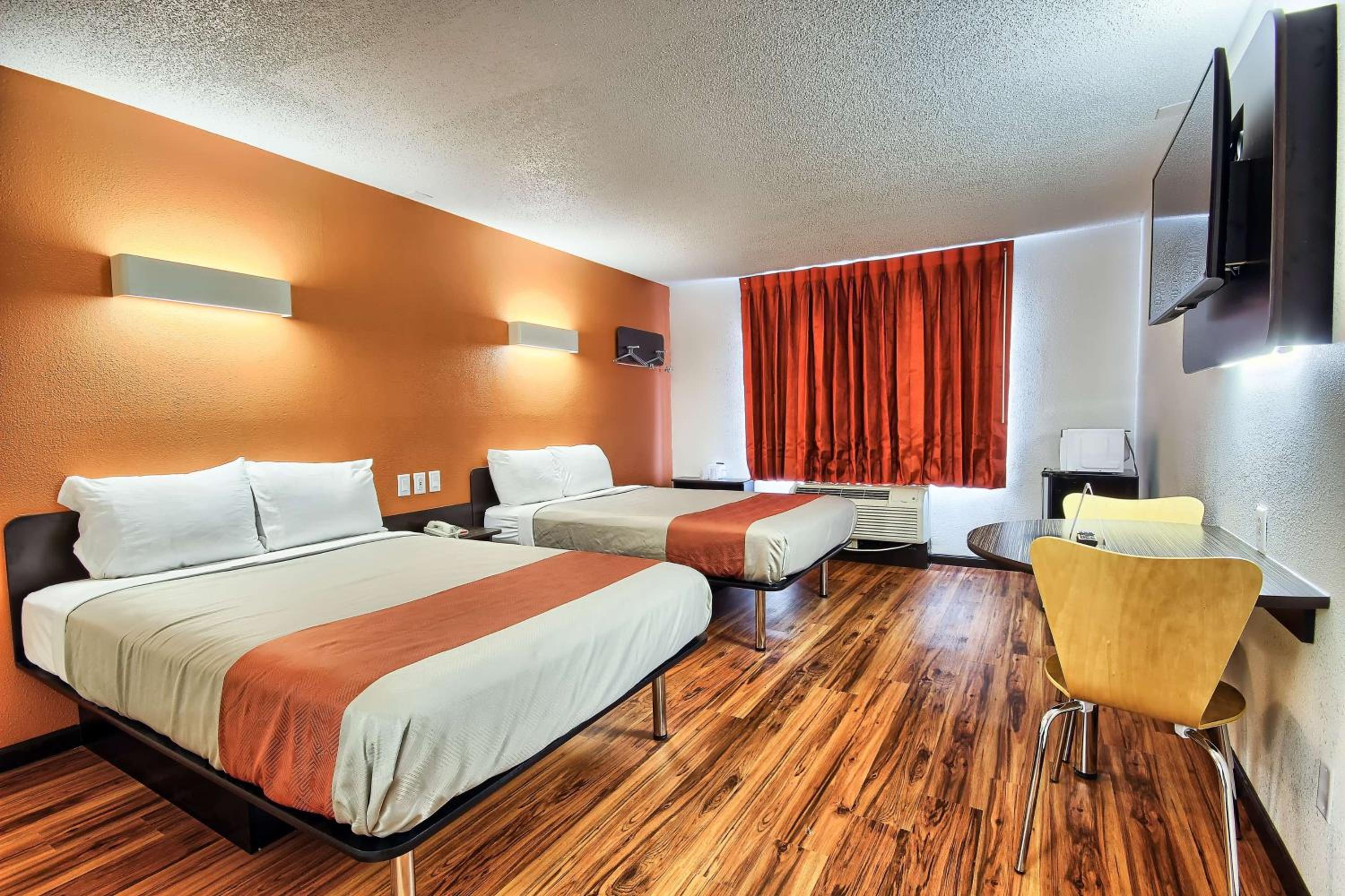 2 Full Beds - Non-Smoking