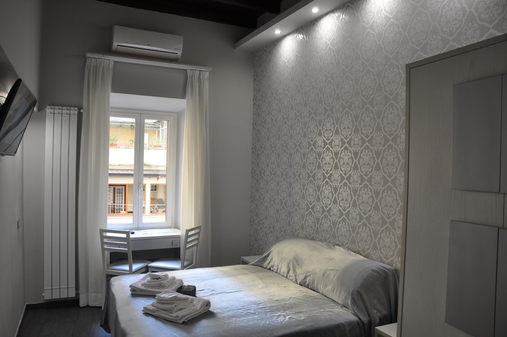 1 BEDROOM, APARTMENT, KITCHENETTE
