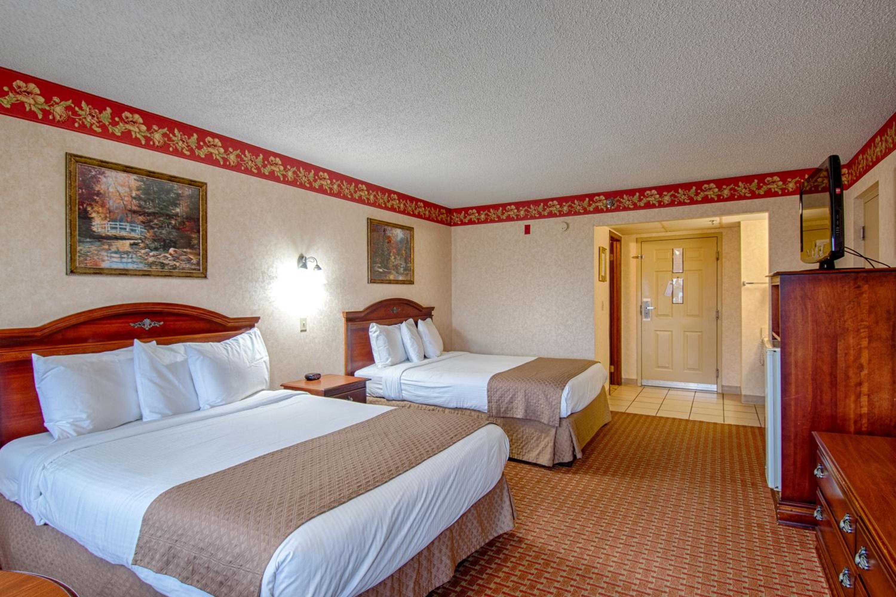 Efficiency, Quadruple, 2 Queen Beds