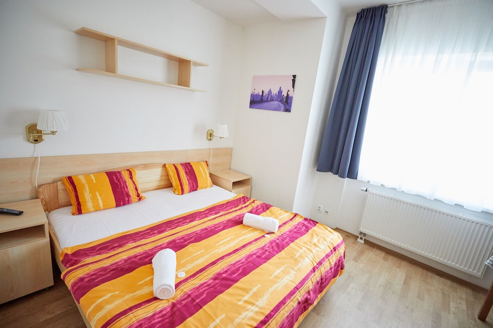 University Hotel 9/50