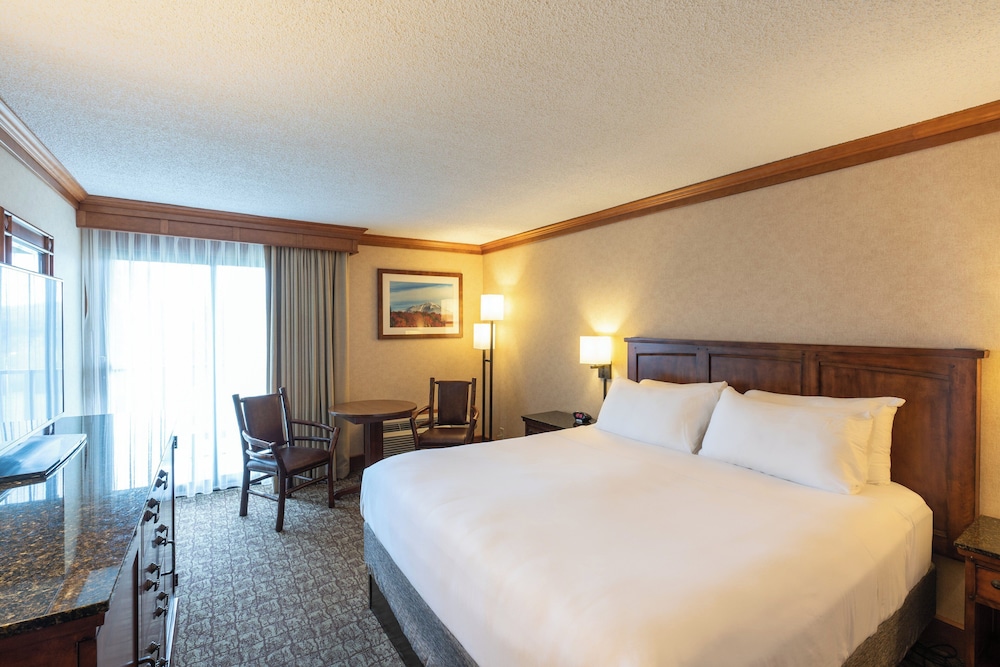 Standard, King Bed, Lake View