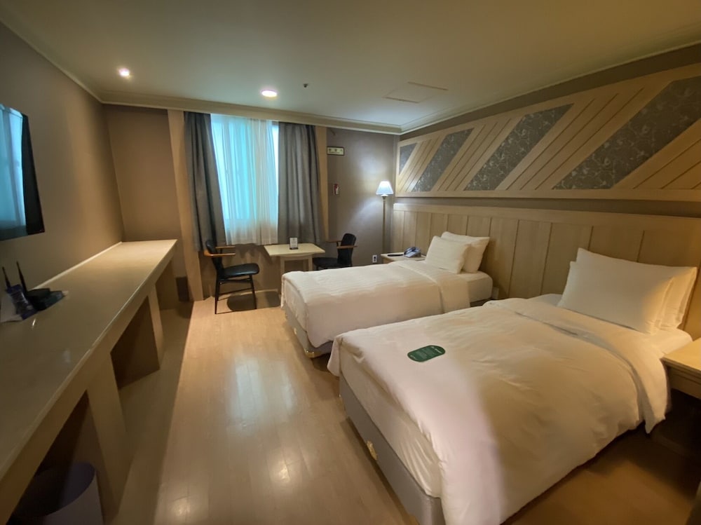 Hotel International 25/66