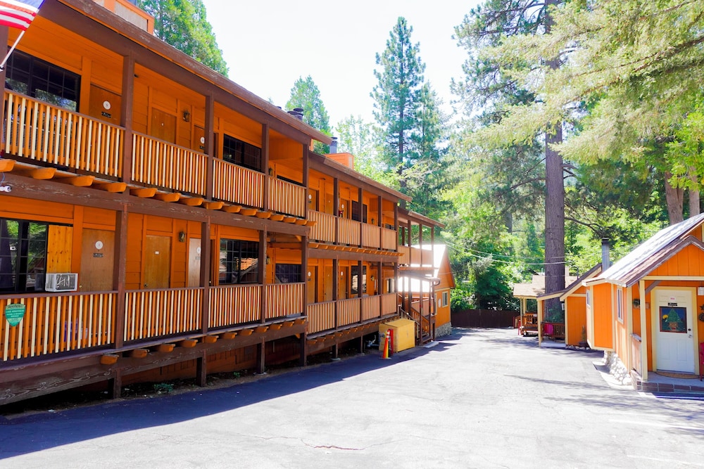 Sleepy Hollow Cabins and Hotel 6/50