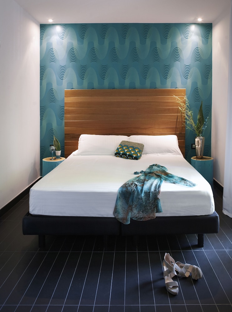 Q Hotel 8/50