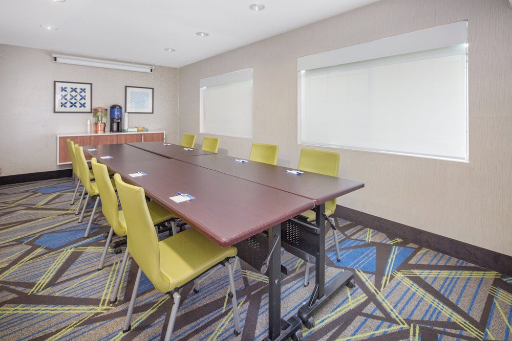Holiday Inn Express Hotel Suites Bishop 61/75