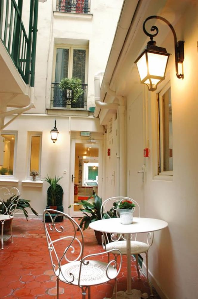 Louisa Hotel 35/50