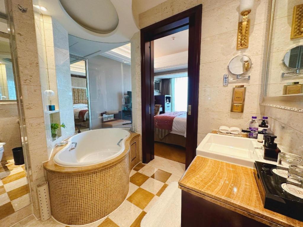 Shenyang Royal Wanxin Hotel 54/56