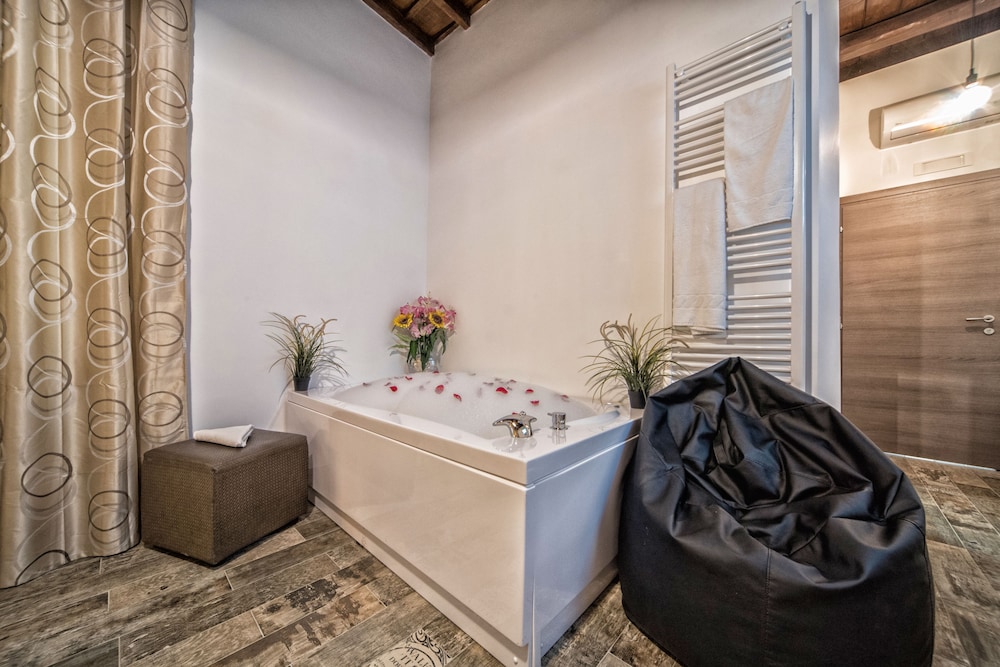 Navona Rooms with Jacuzzi 12/71