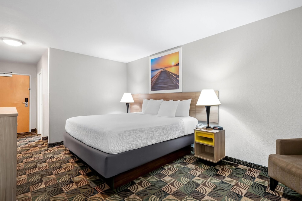 غرفة قياسية بسرير كينج بحوض جاكوزي، Days Inn by Wyndham Hillsdale 2/10