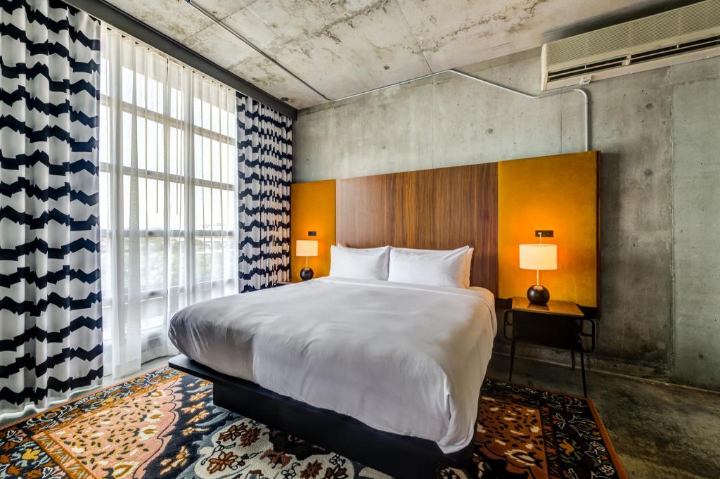 SKYLINE, SUITE, KING BED, ACCESSIBLE
