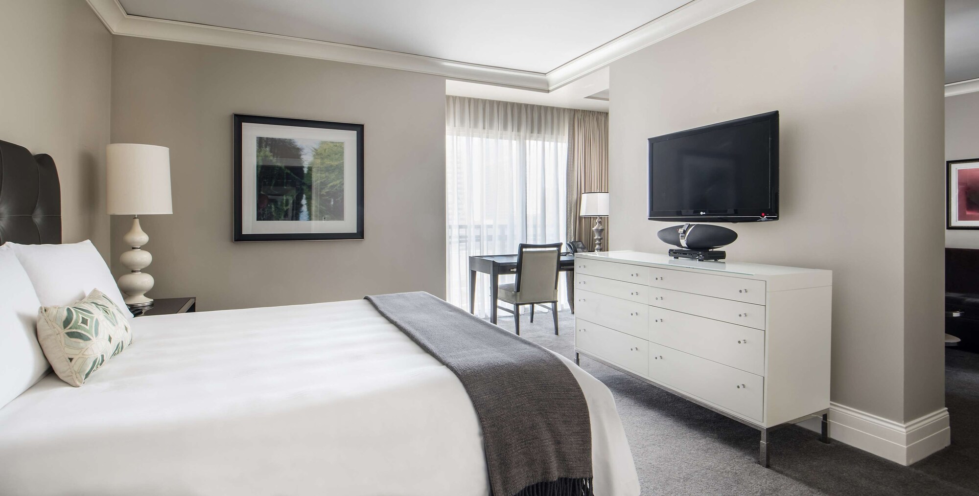 WALDORF, JUNIOR SUITE, KING BED, ACCESSIBLE