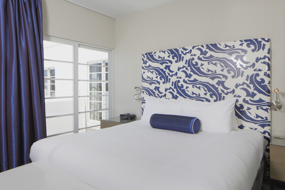 DELUXE, KING BED