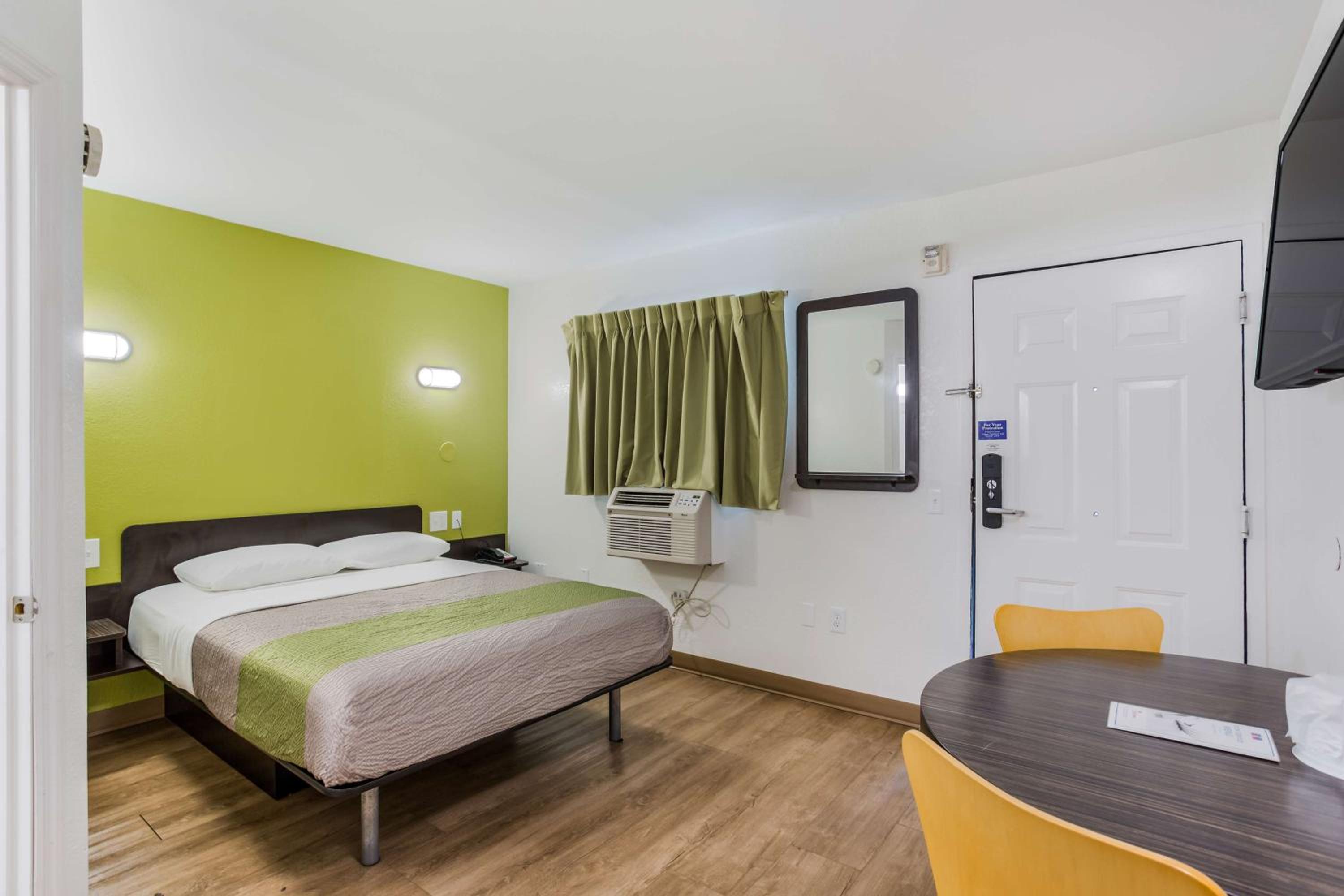 ROOM, QUEEN BED, ACCESSIBLE