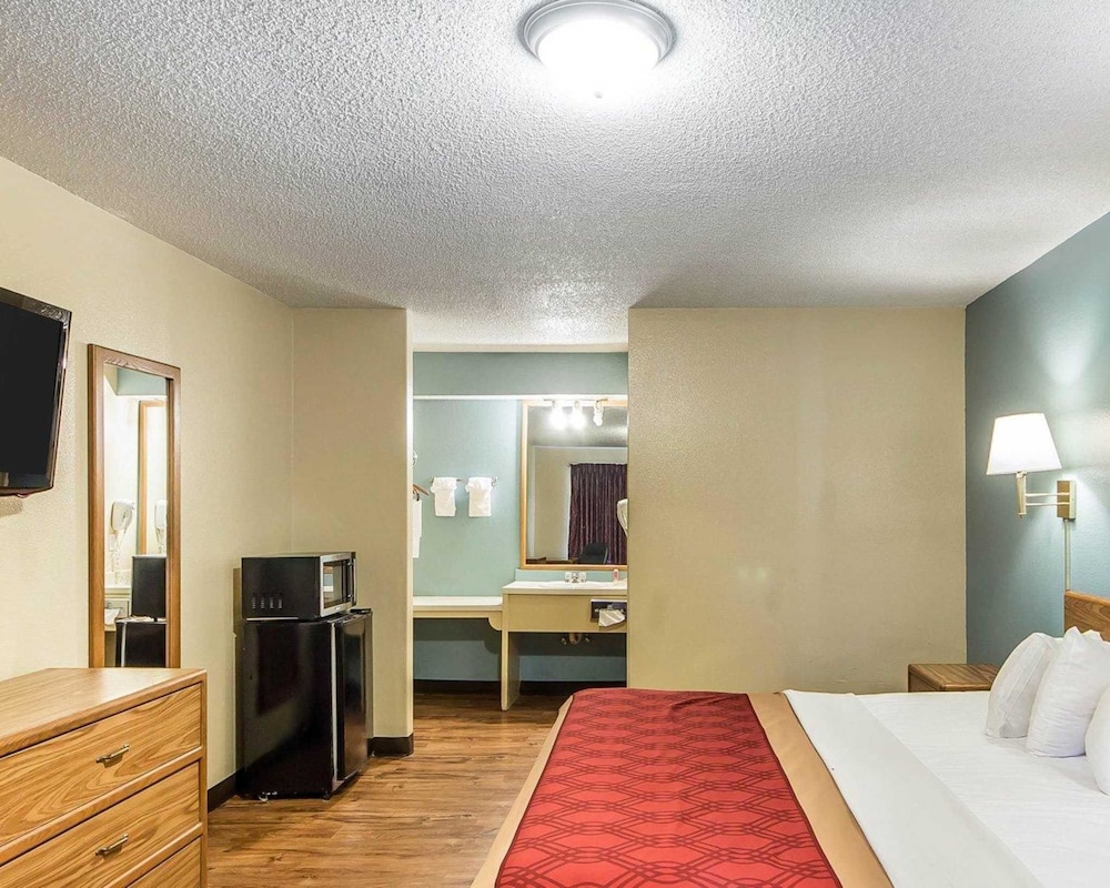 Econo Lodge Pryor 26/58