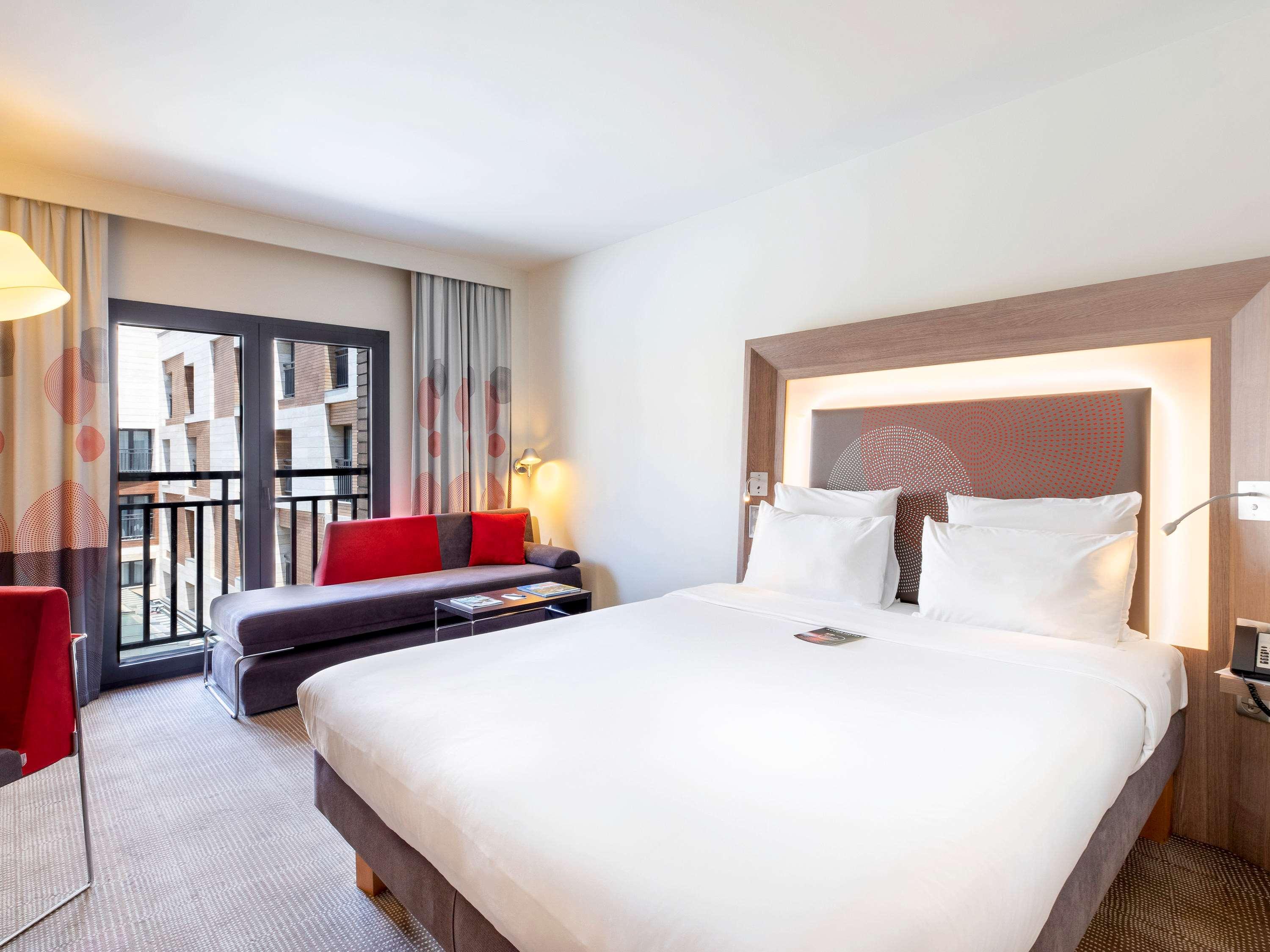 SUITE, KING BED, SOFA