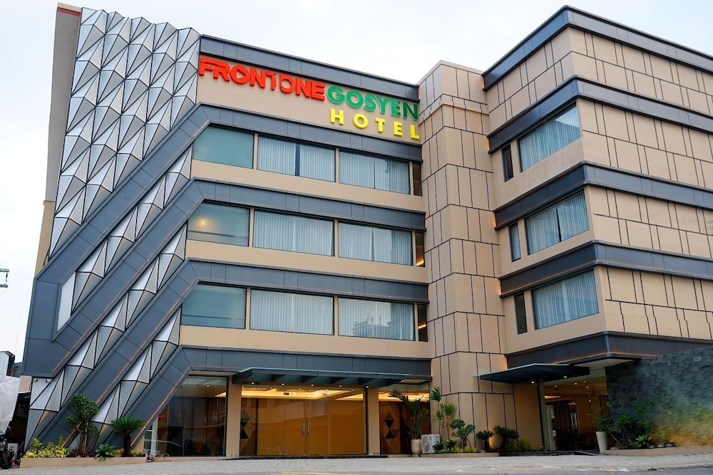 Front One Gosyen Hotel Salatiga 5/50