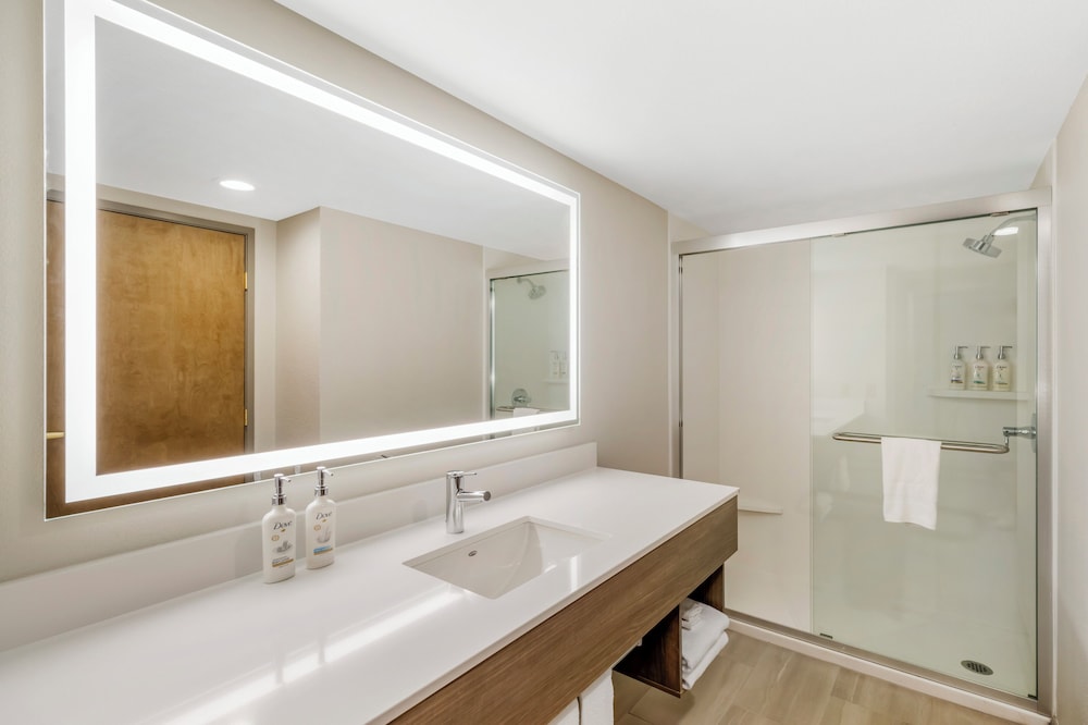 جناح بسرير كينج مع أريكة بحوض جاكوزي، Holiday Inn Express Fallon 2/4