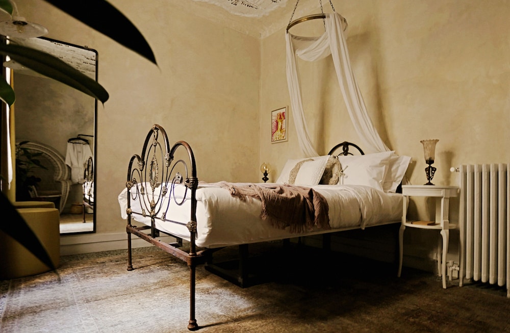 ANTIQUE, SUITE, ATTIC