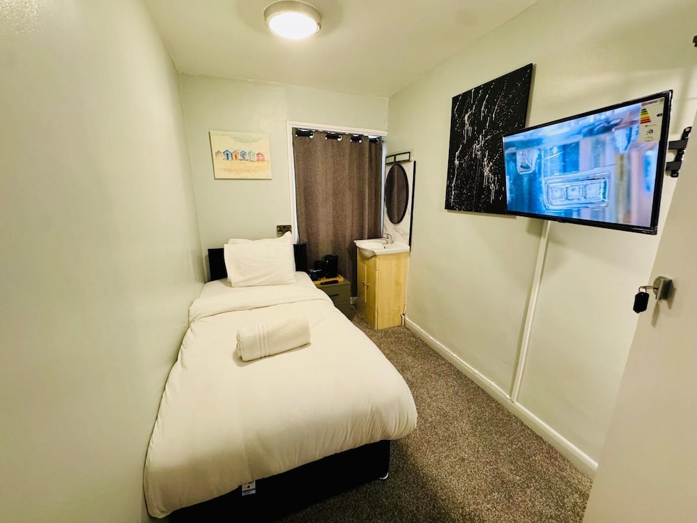 Kirkdale Hotel 13/30