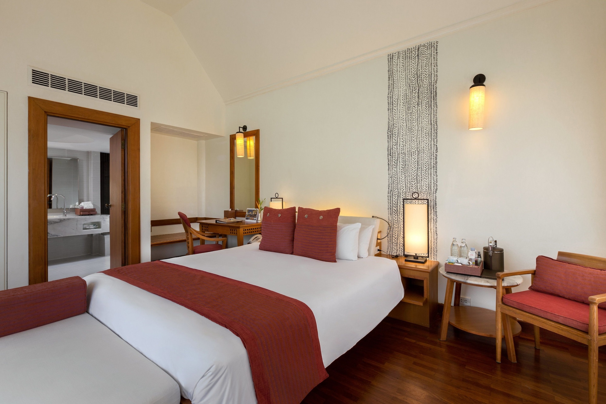 DELUXE, KING BED, GARDEN VIEW