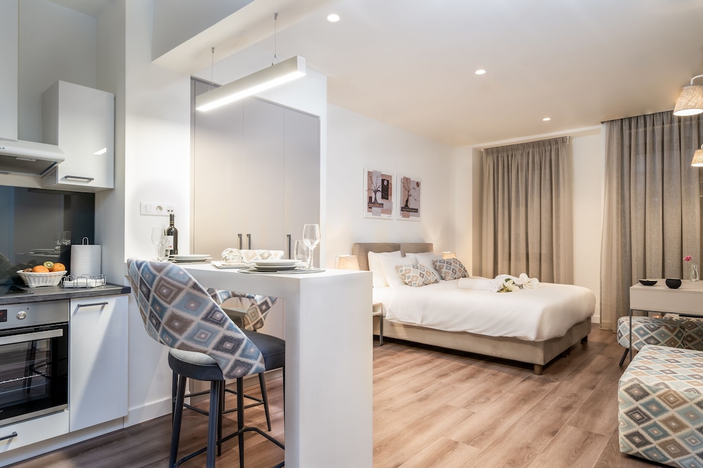 Urban Nest Suites and Apartments 8/75