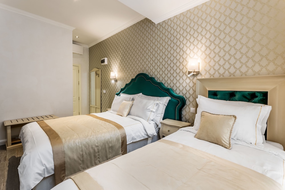 ROOM, TWIN BEDS