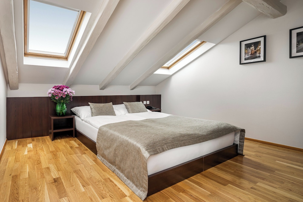 Room, Queen Bed, Attic