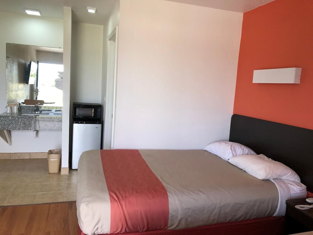 Motel6 Clute, TX 13/38