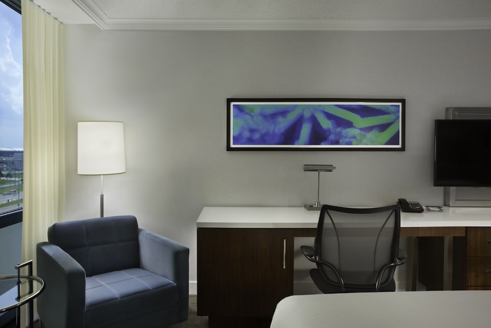 Hilton Toronto Airport Hotel & Suites 78/79