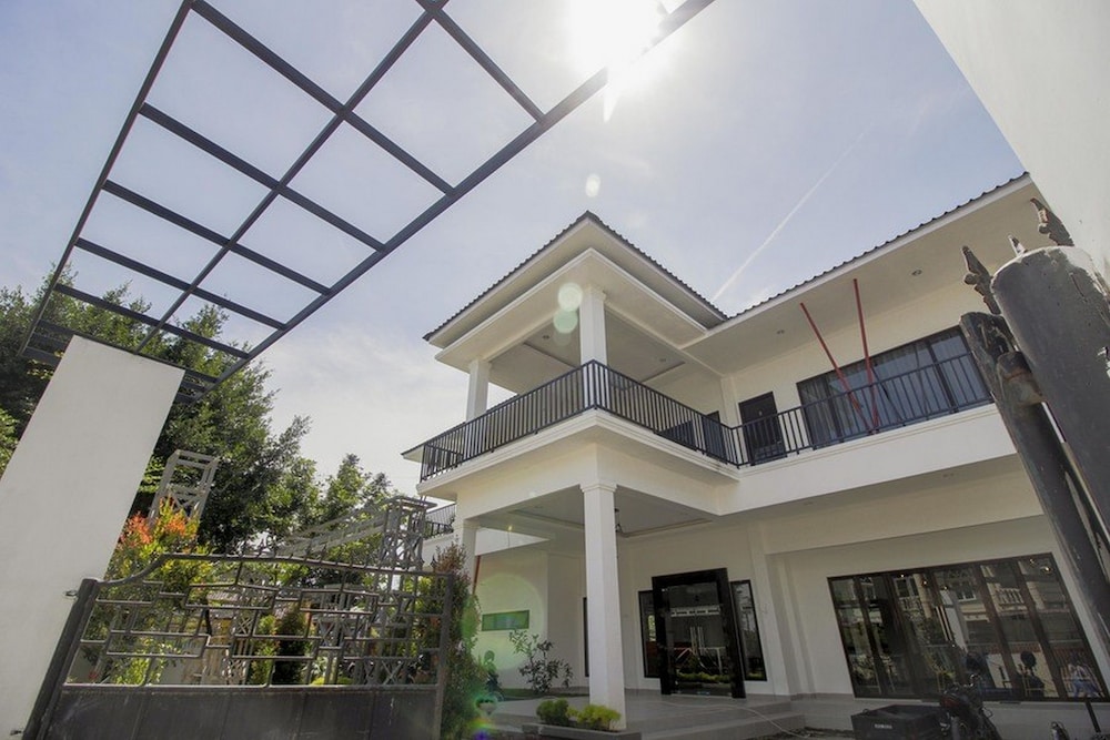 RedDoorz Premium @ Setiabudi Medan 1/22