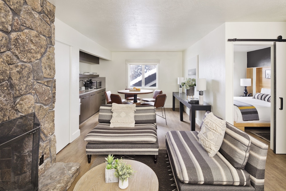 Continuum Hotel 24/50