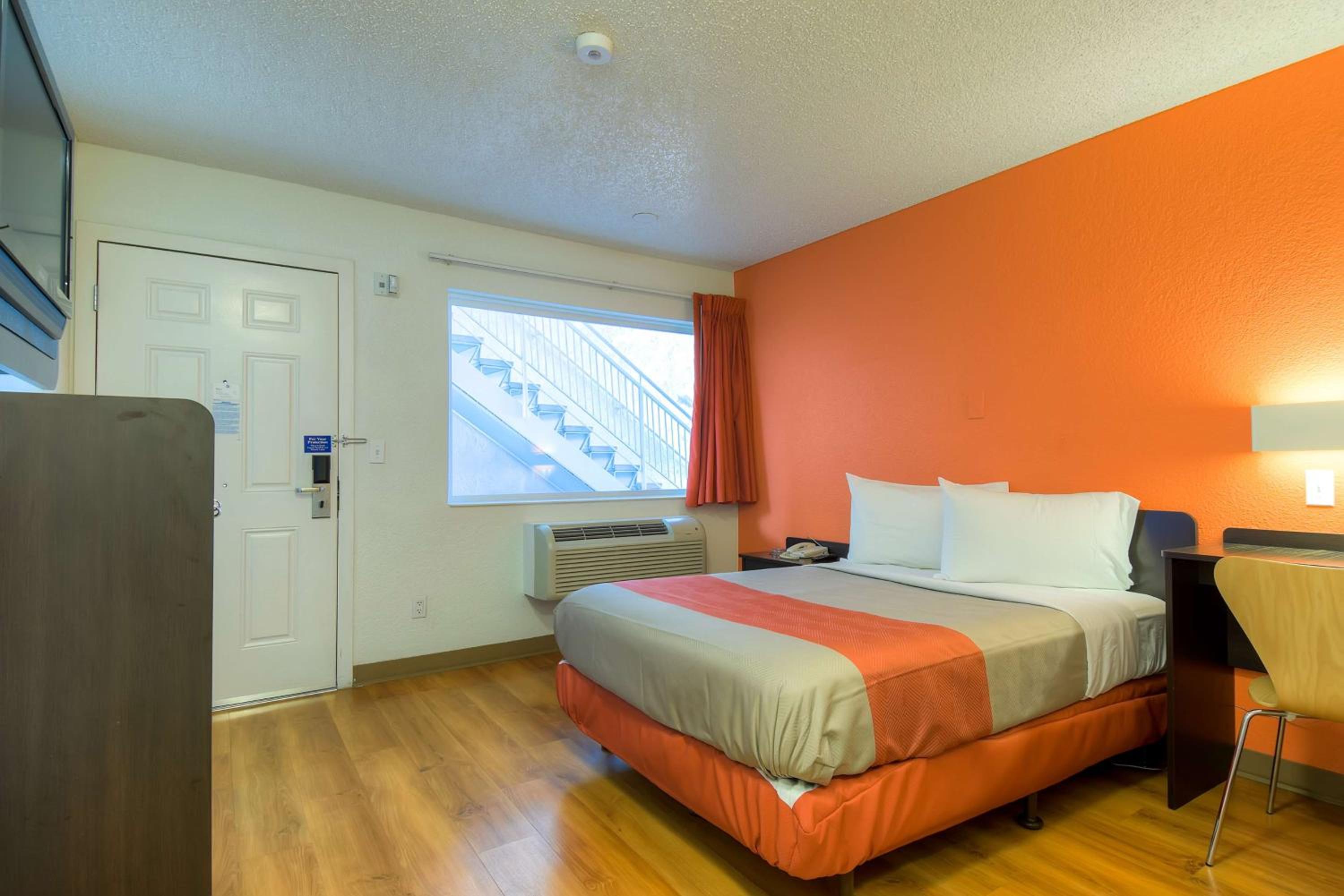ROOM, QUEEN BED