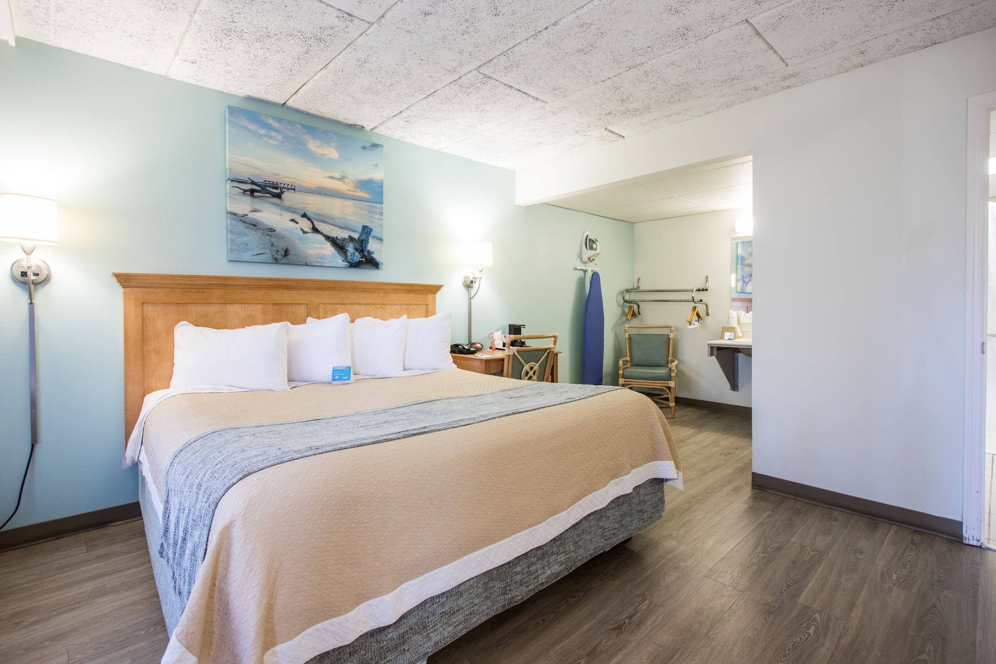 غرفة بسرير كينج بإطلالة على البحر، Days Inn & Suites By Wyndham Jekyll Island 3/6