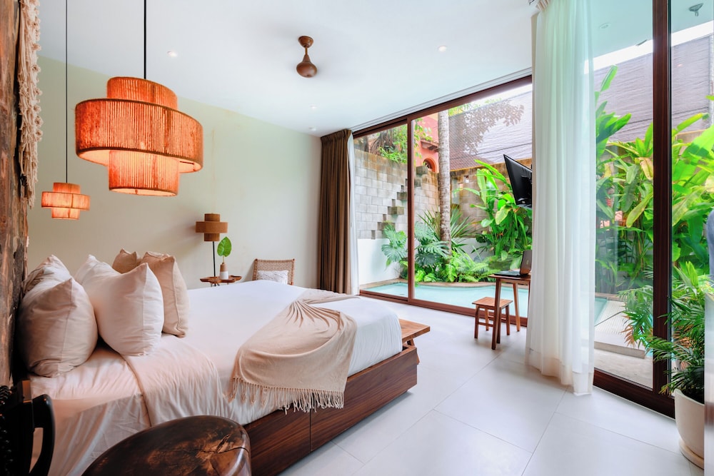 Signature, King Bed, Pool Access