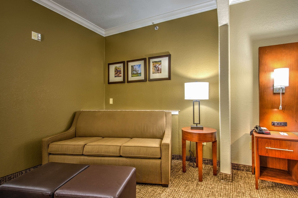 Comfort Suites Tomball Medical Center, TX 40/57