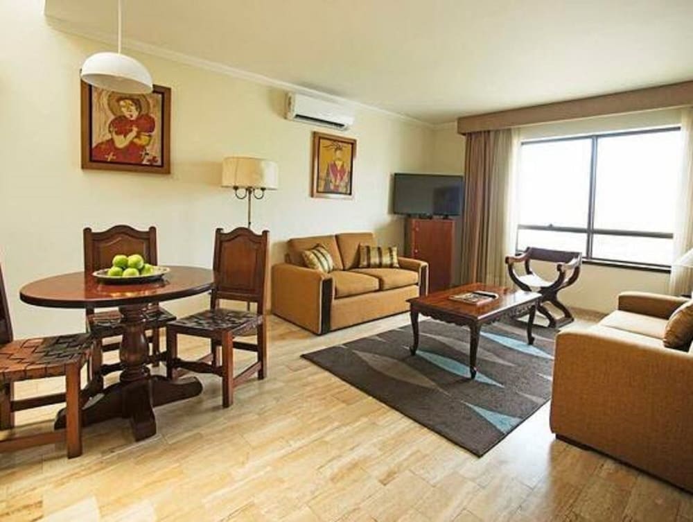 LA HACIENDA MIRAFLORES 27/50